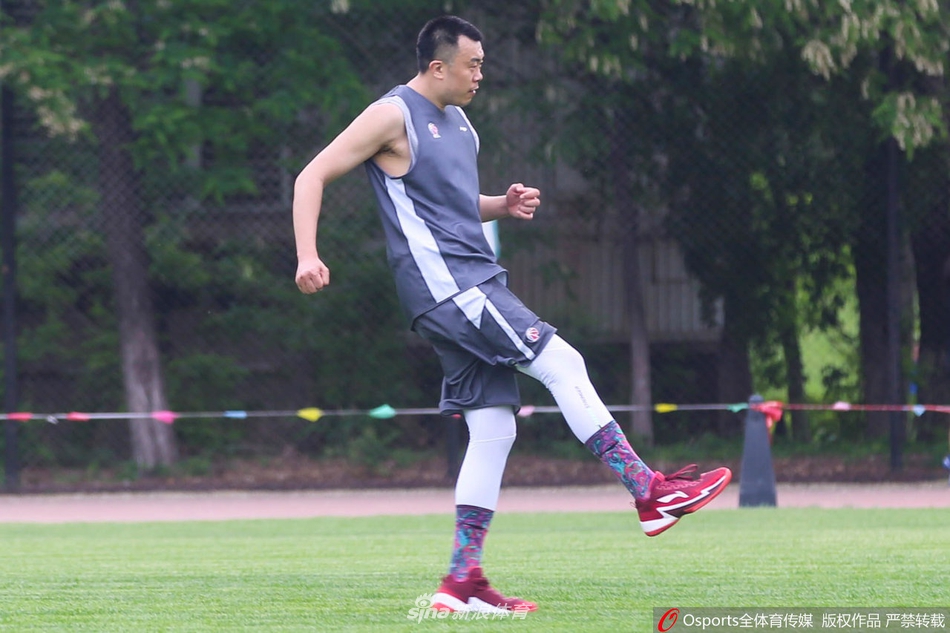 辽宁飞豹训练间隙组织足球比赛