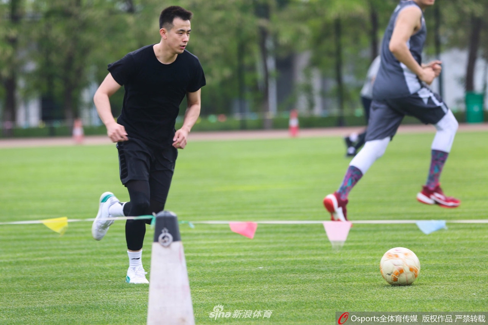 辽宁飞豹训练间隙组织足球比赛