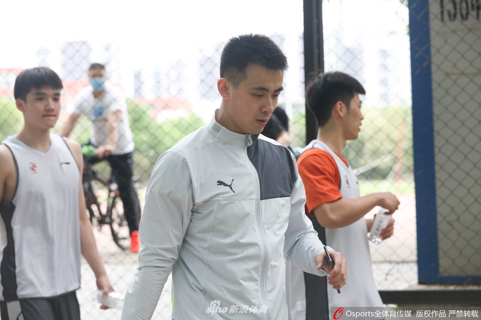 辽宁飞豹训练间隙组织足球比赛