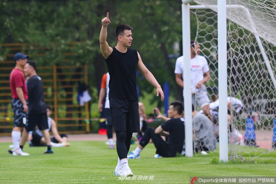 辽宁飞豹训练间隙组织足球比赛