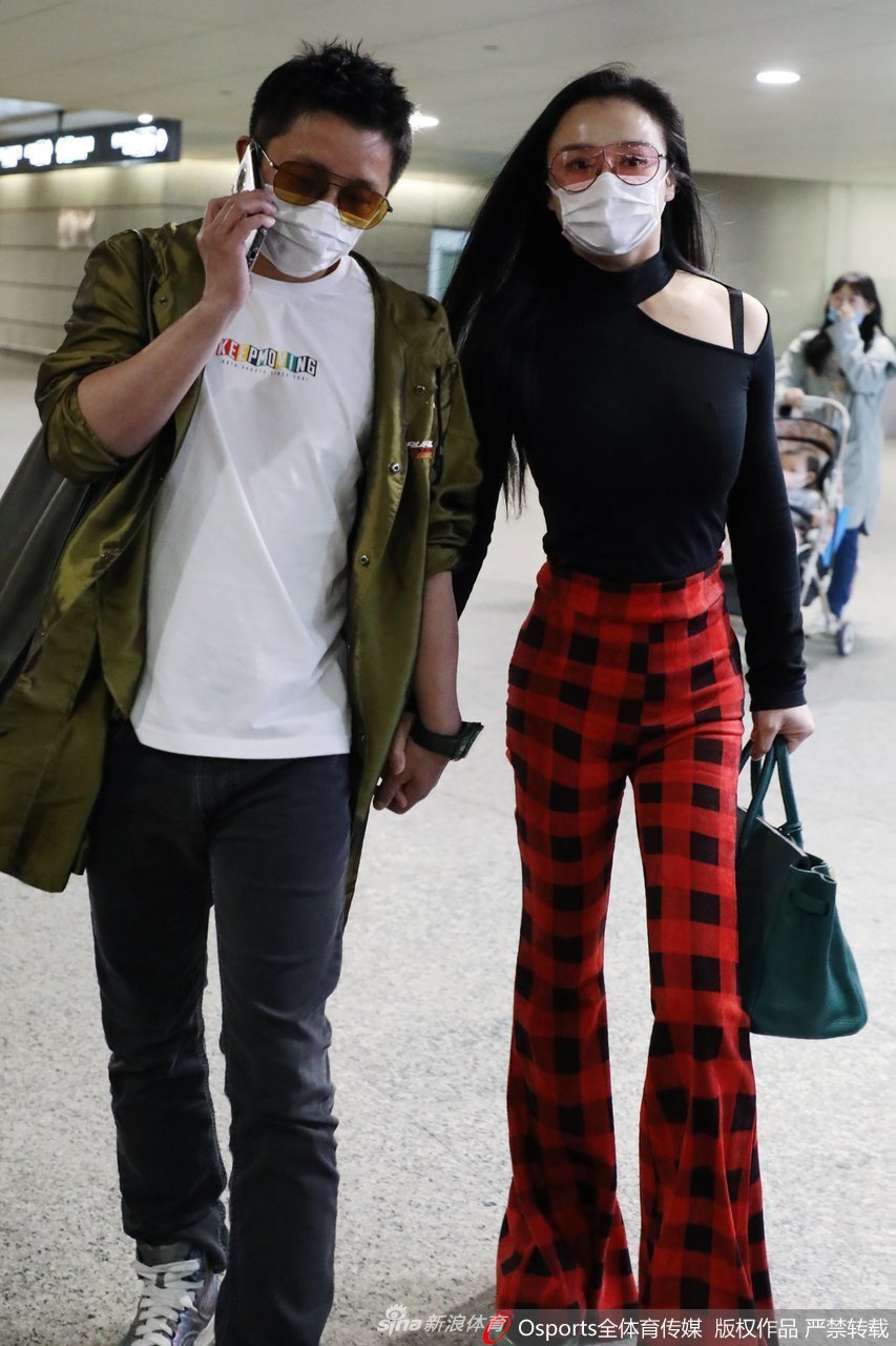 邹市明夫妇现身机场 口罩墨镜整齐安全感十足
