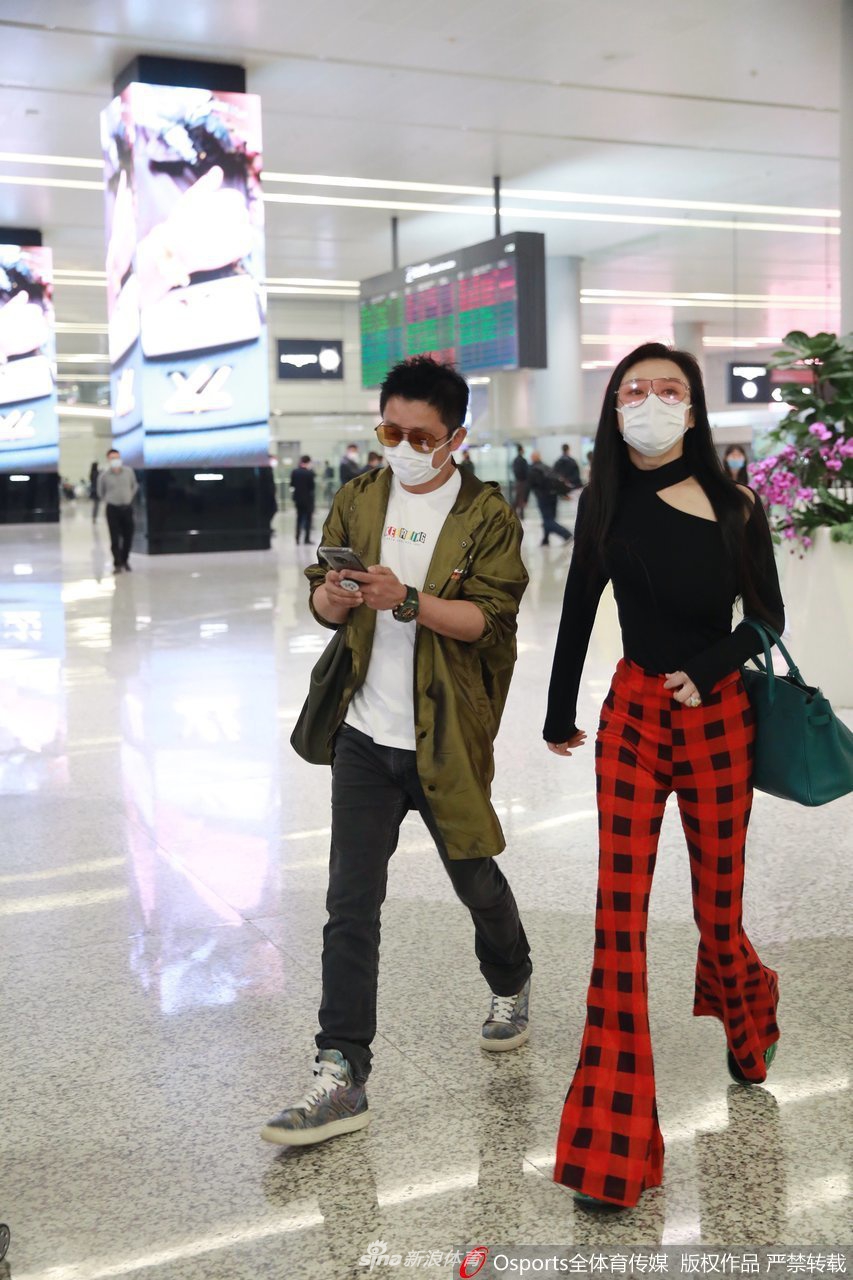 邹市明夫妇现身机场 口罩墨镜整齐安全感十足