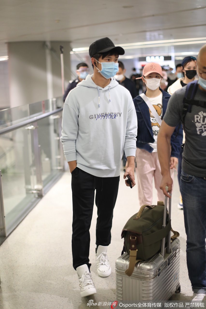 田亮携女儿田雨橙现身上海虹桥机场