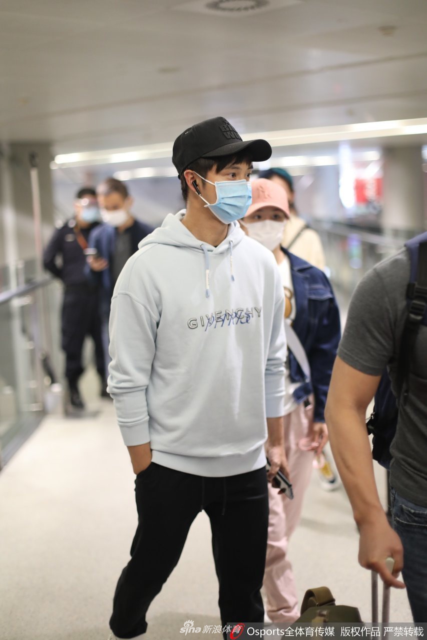 田亮携女儿田雨橙现身上海虹桥机场