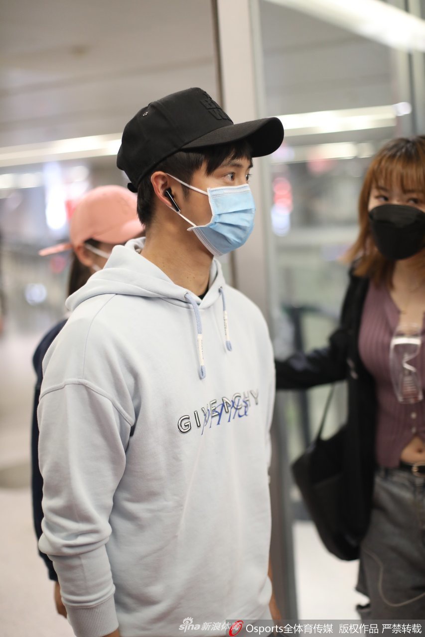 田亮携女儿田雨橙现身上海虹桥机场