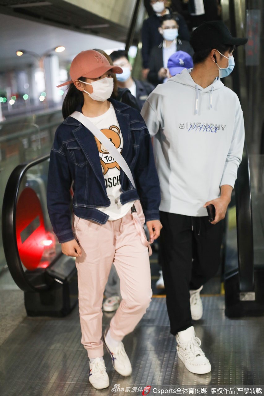 田亮携女儿田雨橙现身上海虹桥机场