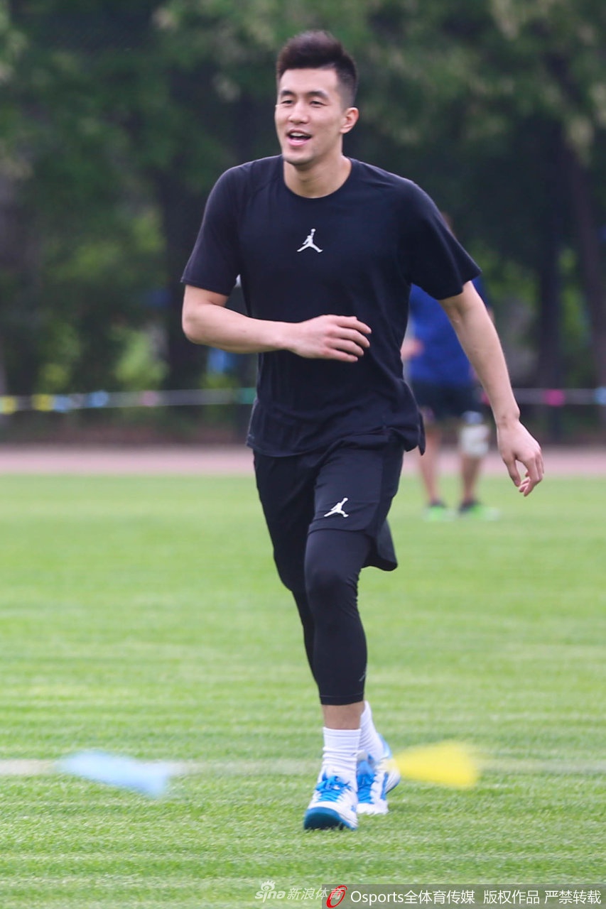 辽宁飞豹训练间隙组织足球比赛