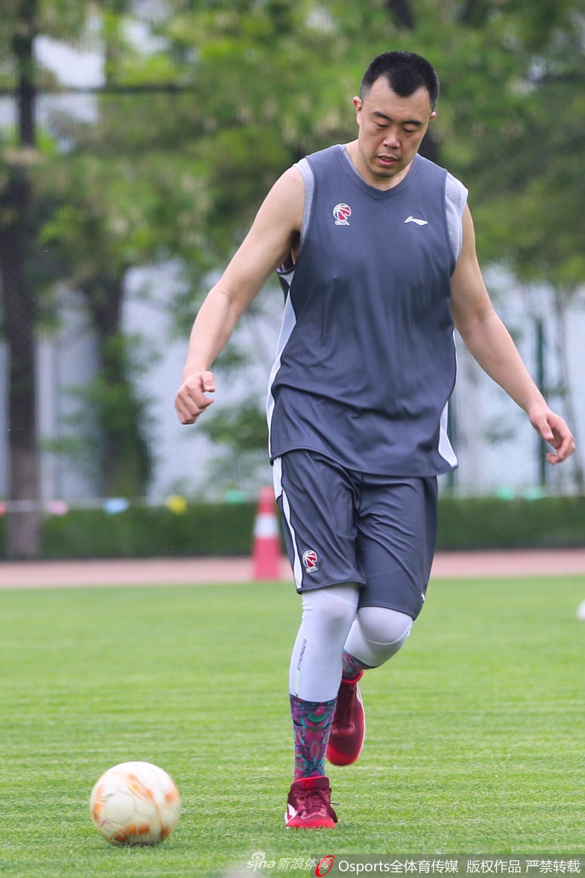 辽宁飞豹训练间隙组织足球比赛