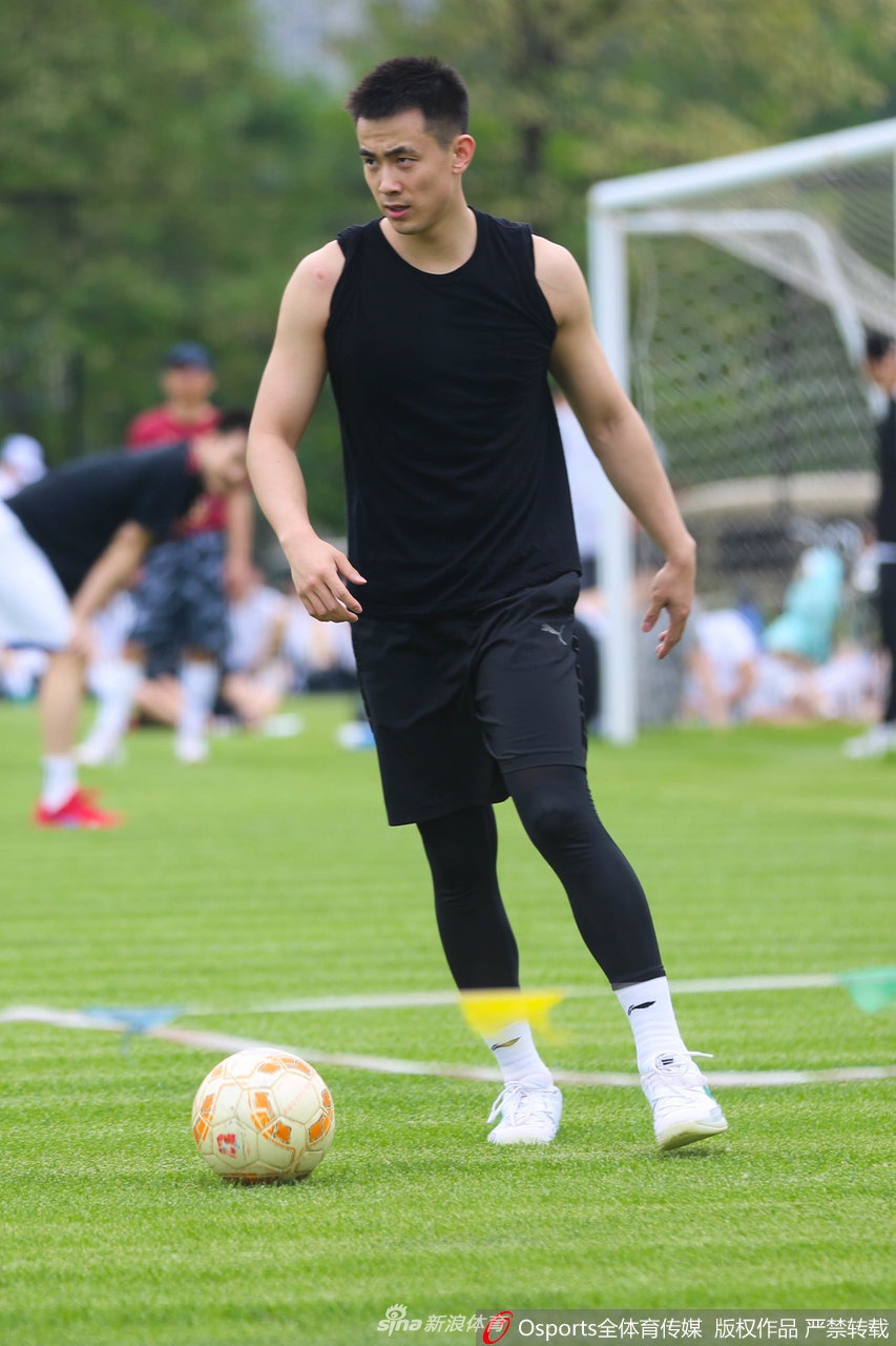 辽宁飞豹训练间隙组织足球比赛