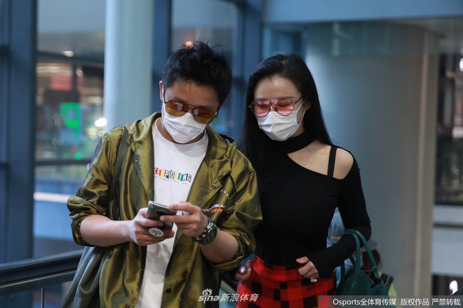 邹市明夫妇现身机场 口罩墨镜整齐安全感十足