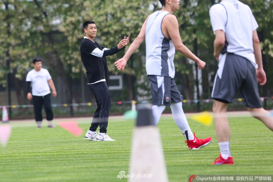 辽宁飞豹训练间隙组织足球比赛