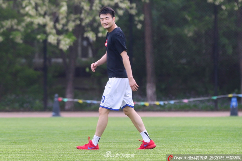 辽宁飞豹训练间隙组织足球比赛