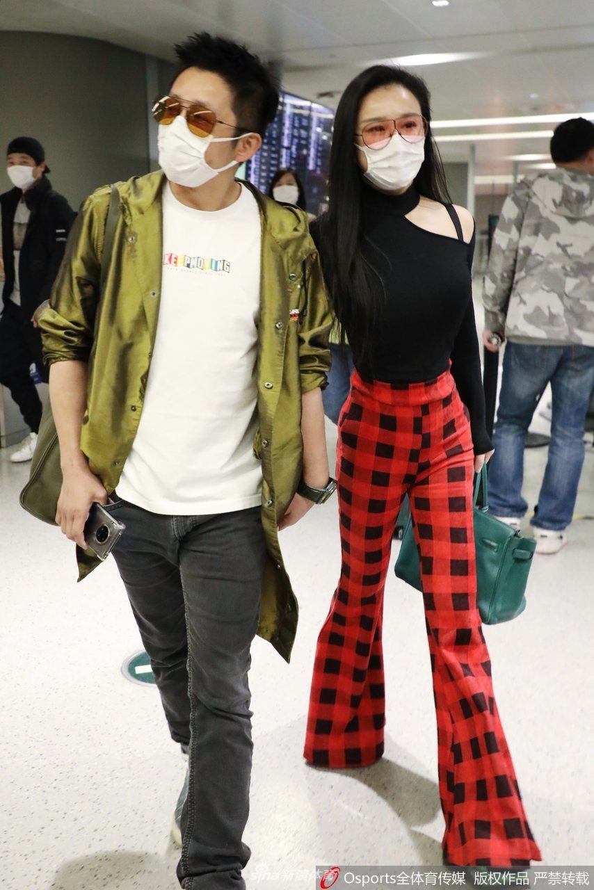 邹市明夫妇现身机场 口罩墨镜整齐安全感十足