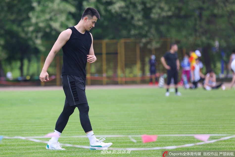 辽宁飞豹训练间隙组织足球比赛