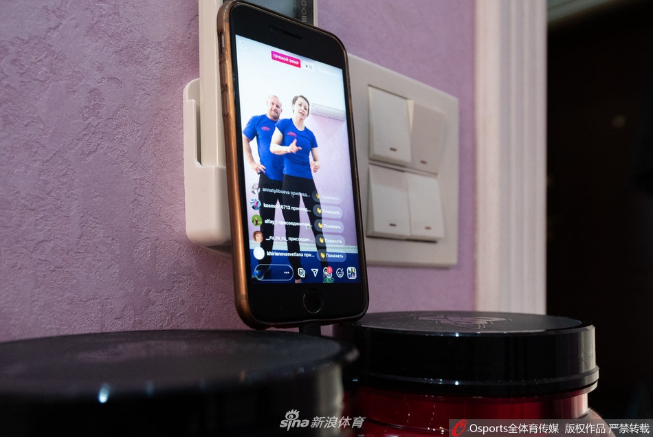 俄罗斯健身教练网上直播鼓励全民健身