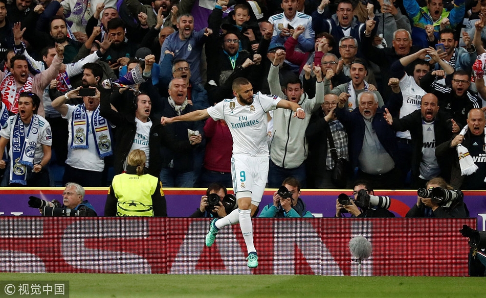 本泽马庆祝破门