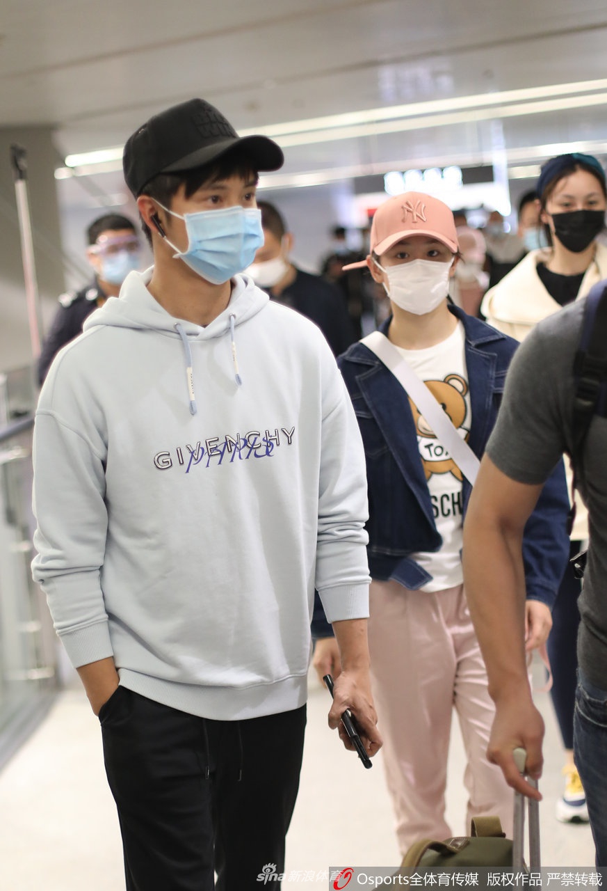 田亮携女儿田雨橙现身上海虹桥机场