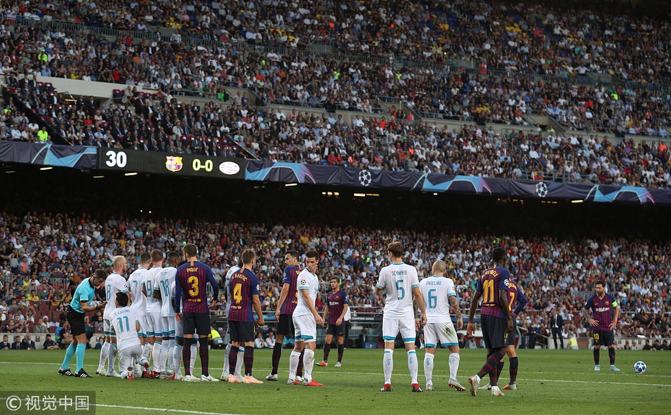 梅西准备罚任意球