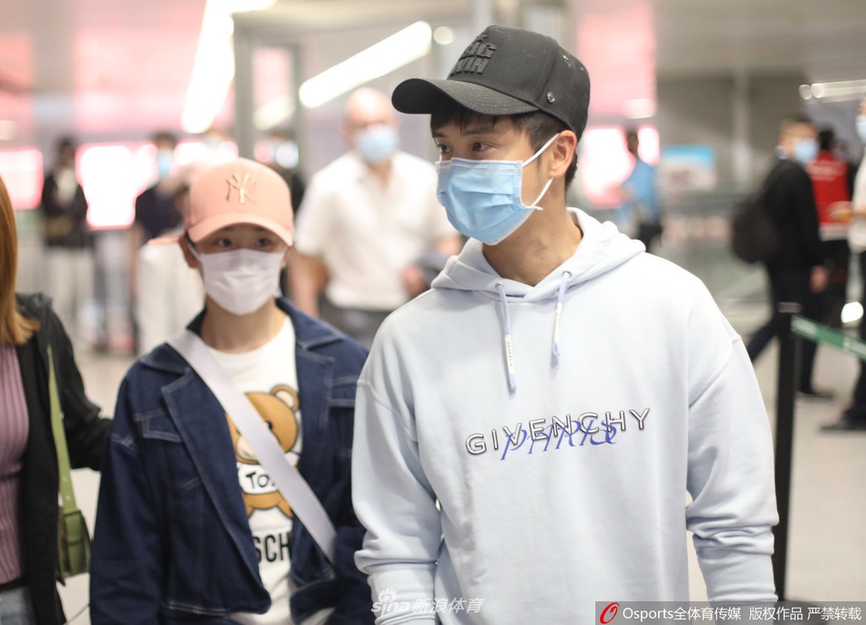 田亮携女儿田雨橙现身上海虹桥机场