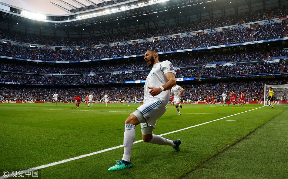 本泽马霸气庆祝