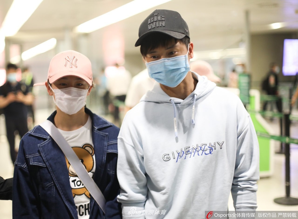 田亮携女儿田雨橙现身上海虹桥机场