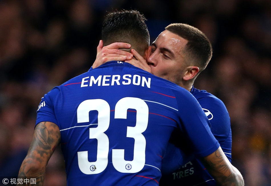 阿扎尔亲吻埃莫森