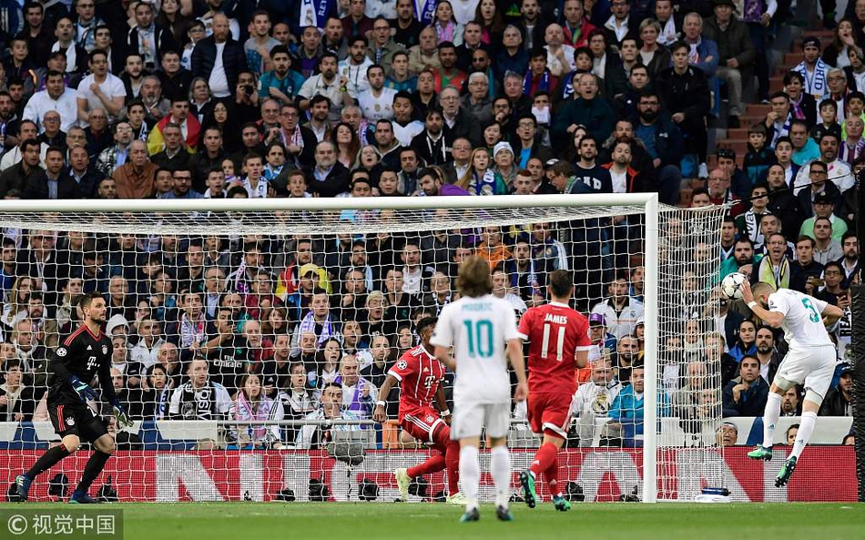 本泽马头球破门