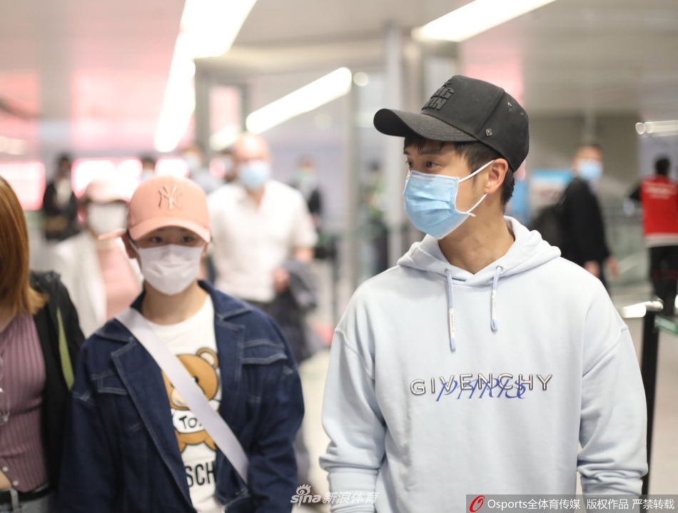 田亮携女儿田雨橙现身上海虹桥机场