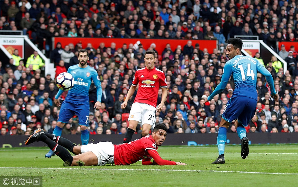 奥巴梅扬头球攻门