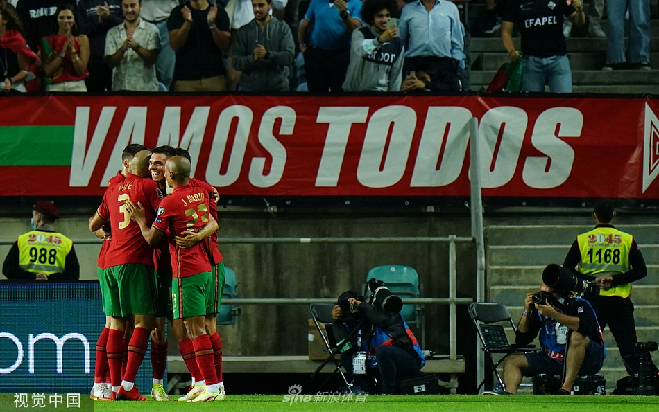 [世预赛]葡萄牙5-0卢森堡 C罗帽子戏法