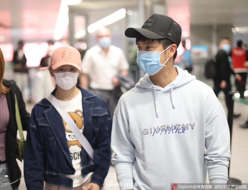 田亮携女儿田雨橙现身上海虹桥机场