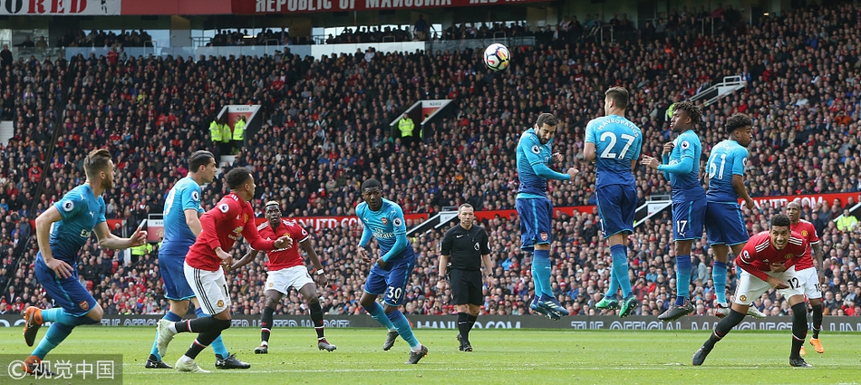 博格巴开任意球