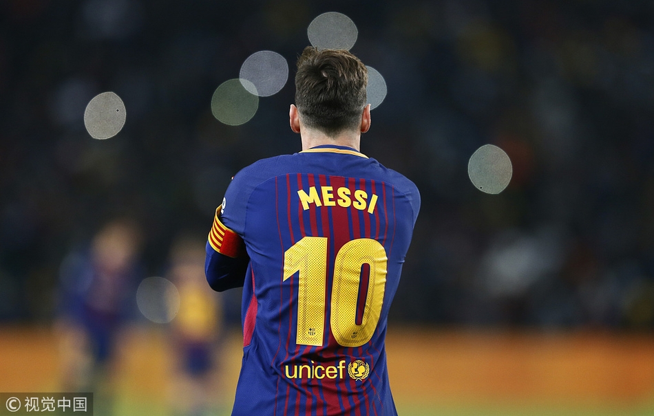 梅西戴着队长袖标