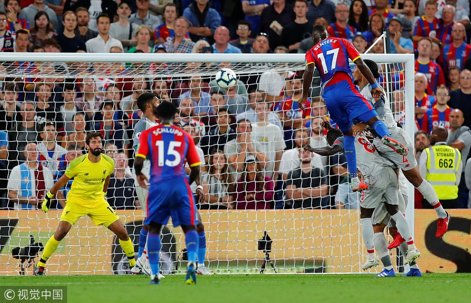 本特克头球攻门