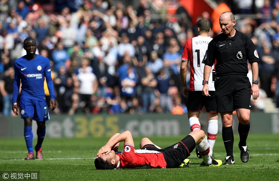 吉田麻也倒在地上