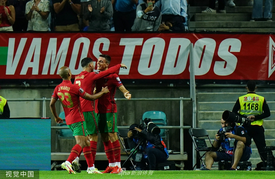 [世预赛]葡萄牙5-0卢森堡 C罗帽子戏法