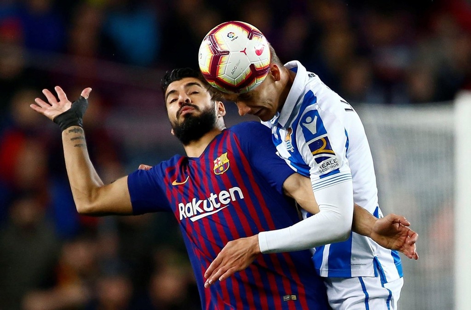 苏亚雷斯抢头球