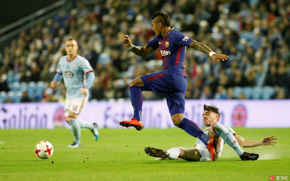 保利尼奥躲开铲球