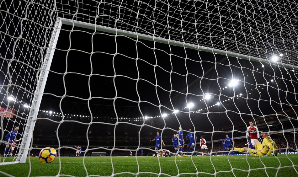 桑切斯打中门柱