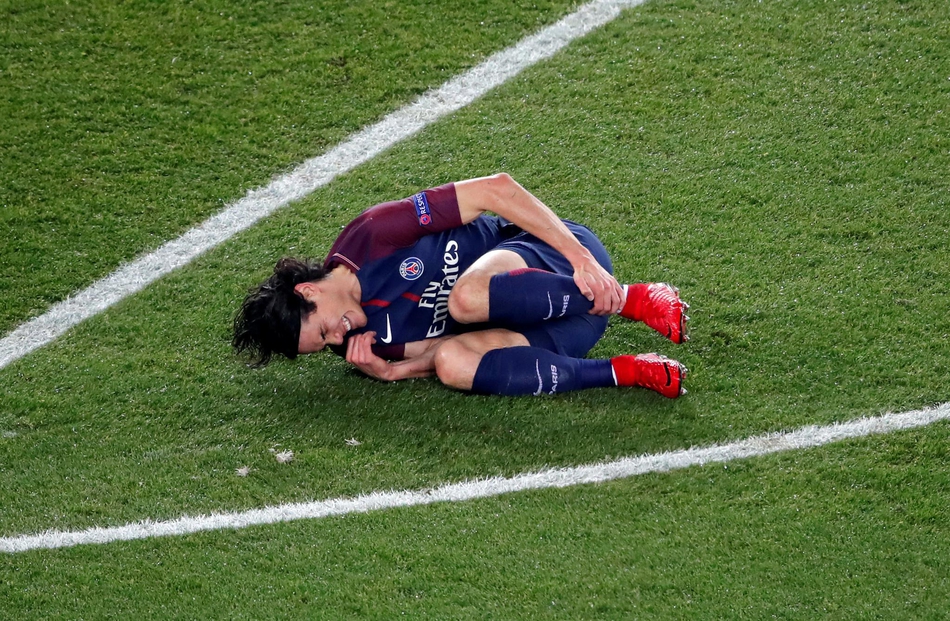 卡瓦尼痛苦倒地