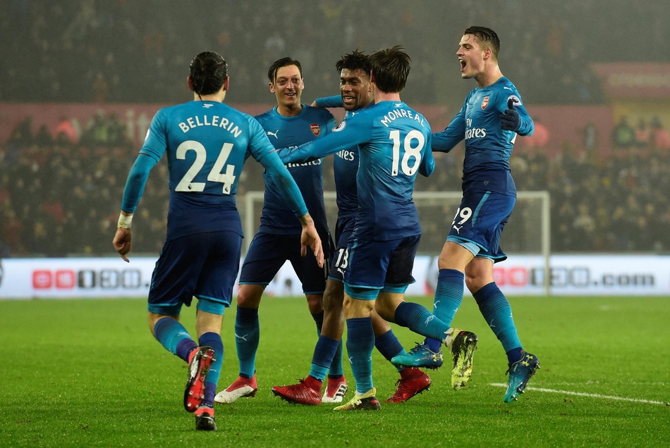 队友祝贺蒙雷亚尔