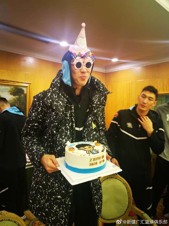 新疆男篮为周琦举办生日派对