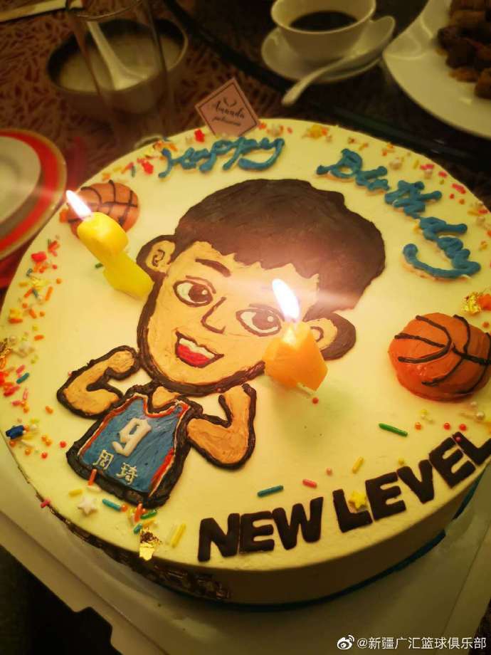 新疆男篮为周琦举办生日派对