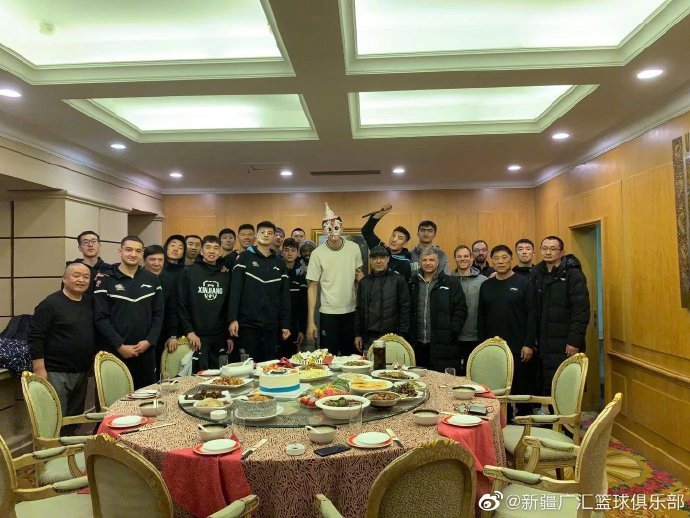 新疆男篮为周琦举办生日派对