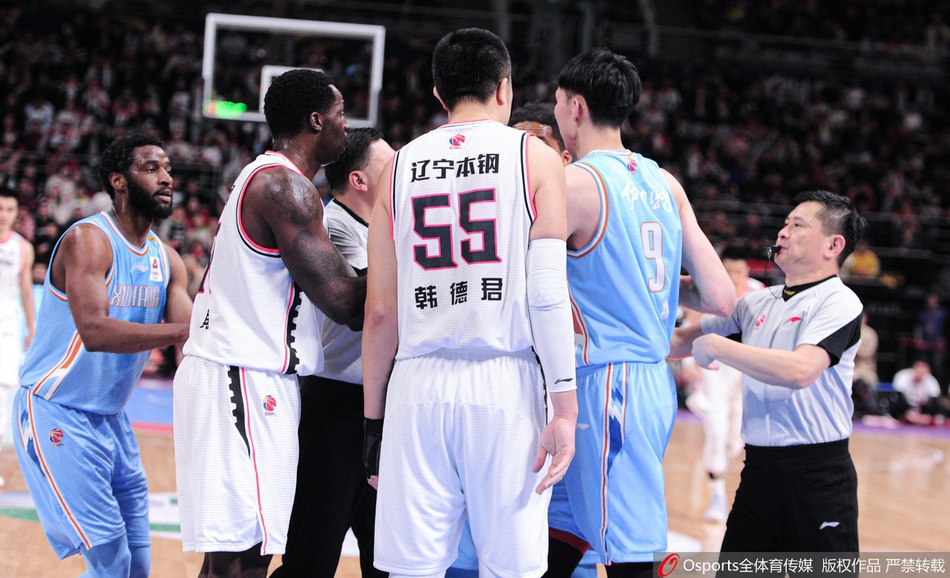 火爆冲突！韩德君主动握手遭无视