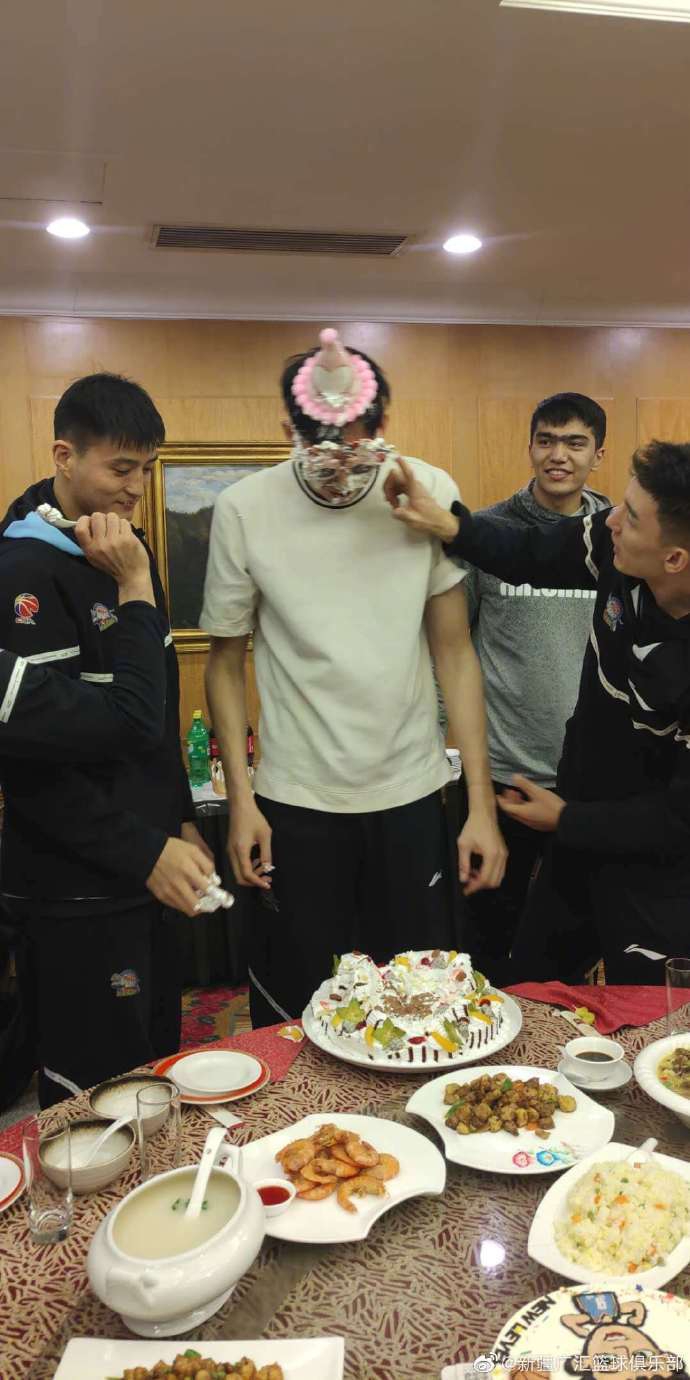 新疆男篮为周琦举办生日派对