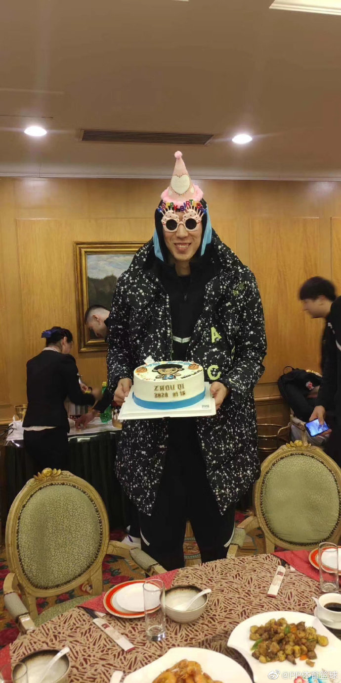 新疆男篮为周琦举办生日派对