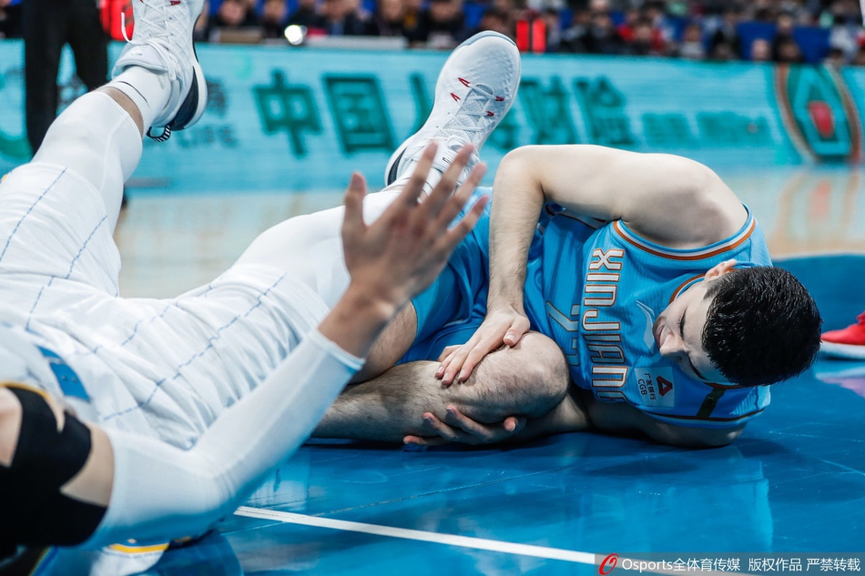 北京VS新疆:阿不都沙拉木受伤离场