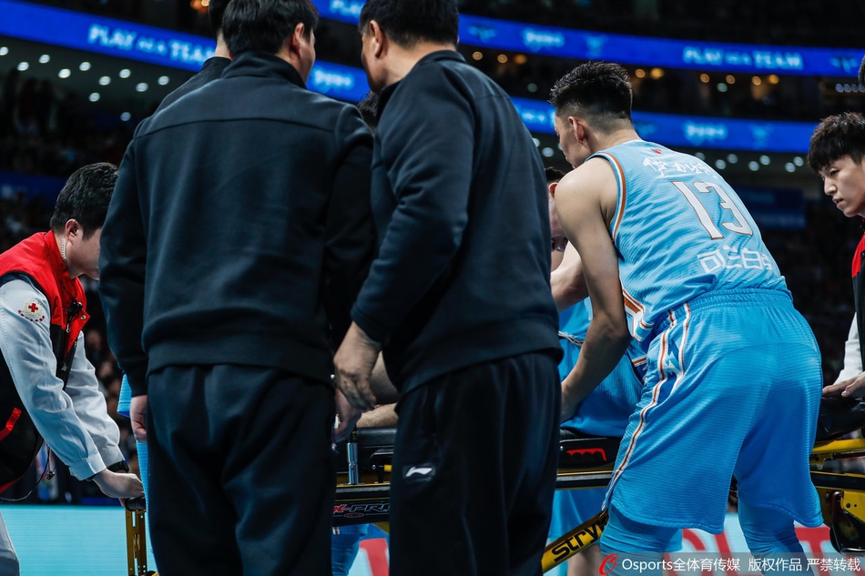 北京VS新疆:阿不都沙拉木受伤离场