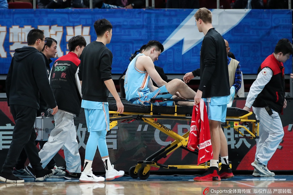 北京VS新疆:阿不都沙拉木受伤离场